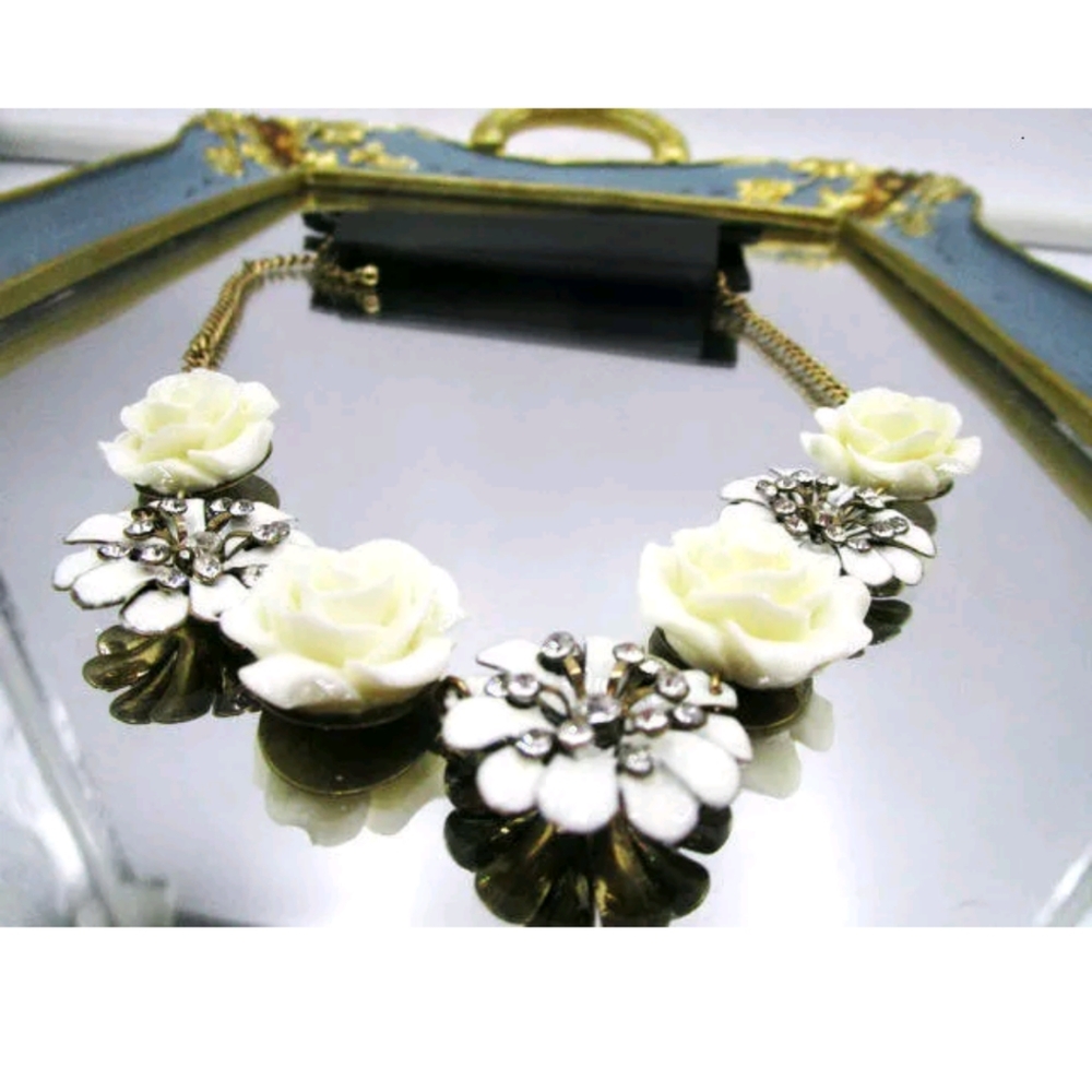 New New york & company  multicolor flowers necklace